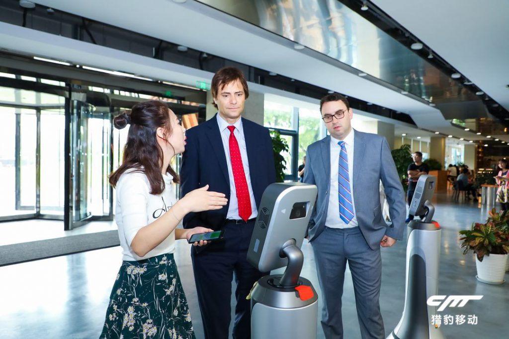 AI Dialogue between CEO of Cheetah Mobile and MIT professor Max Tegmark