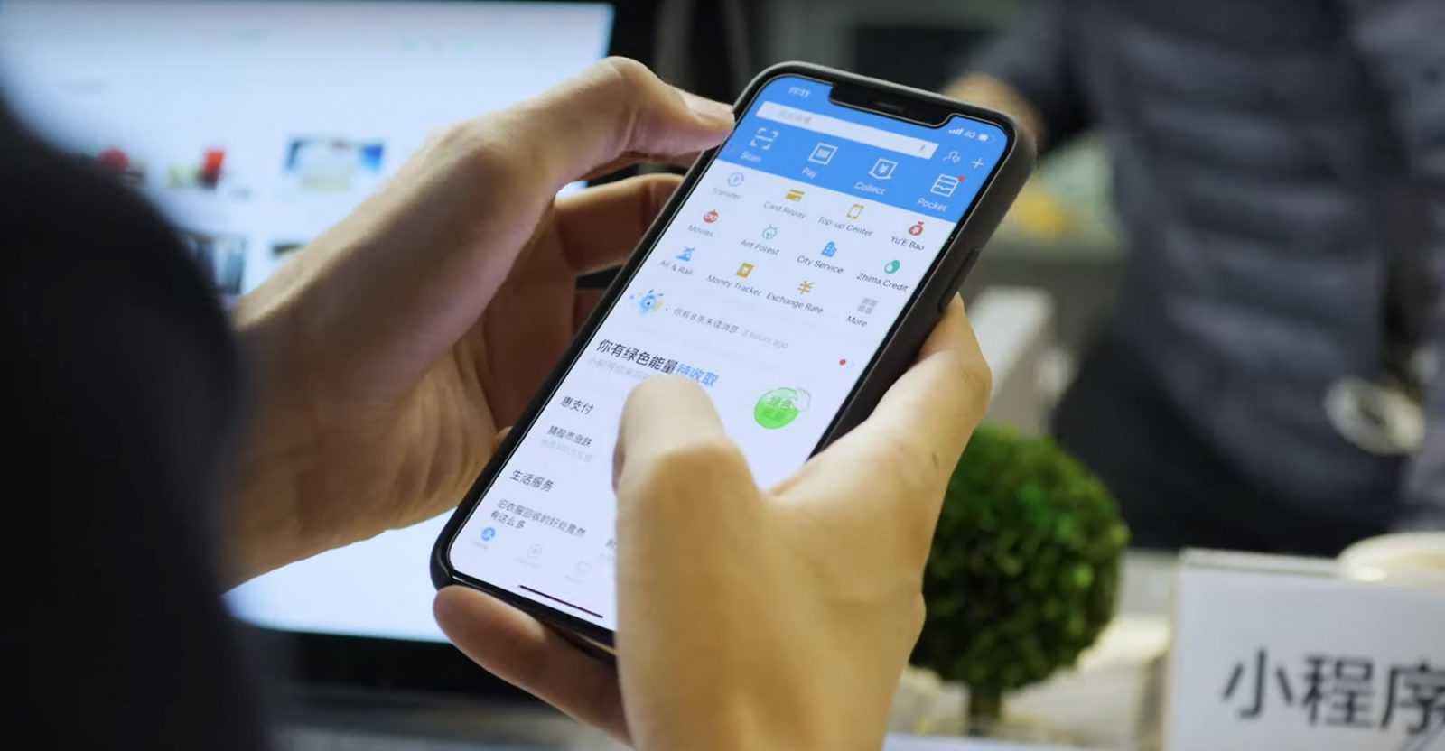 A foreigner is paying via Alipay in China