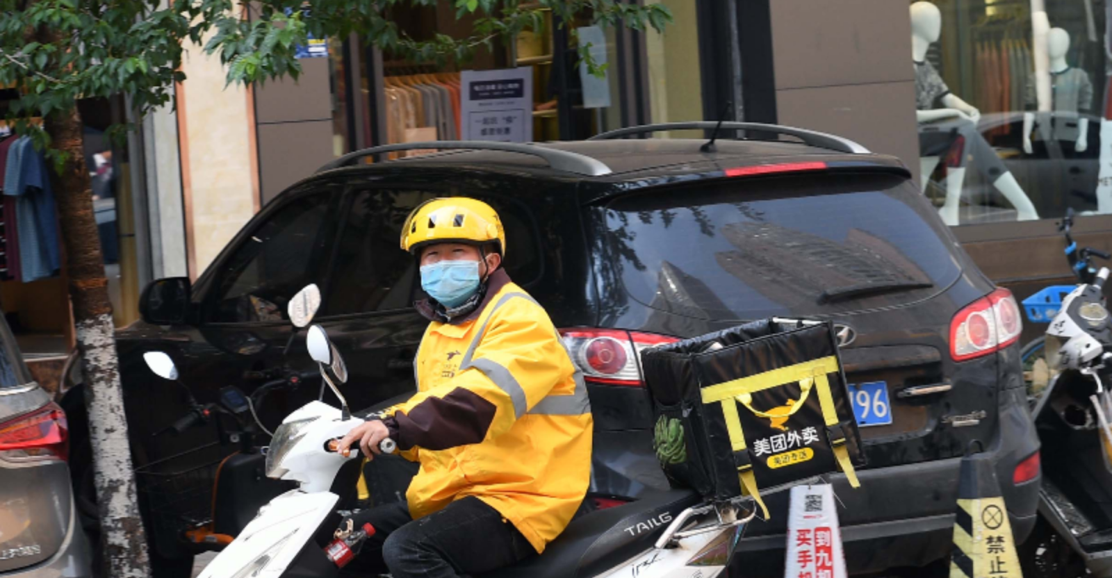 A widely-circulated WeChat article said Meituan has been charging subscribing members at least 1 to 5 yuan extra for delivery compared to non-members for the same order. (Source: Xinhua)